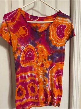 Kirkland Signature V-Neck Tie-Dye Tee in Orange & Magenta